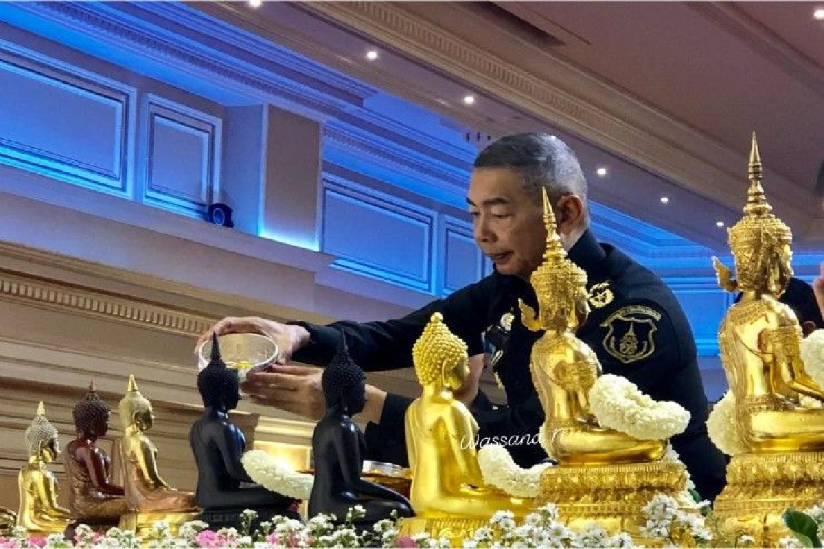 "บิ๊กแดง" นำกำลังพลทำบุญวันสงกรานต์-งดรดน้ำดำหัว ผบ.ทบ. "บิ๊กแดง" นำกำลังพลทำบุญวันสงกรานต์-งดรดน้ำดำหัว ผบ.ทบ.