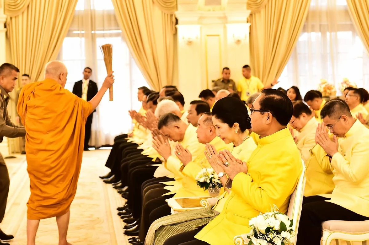 บิ๊กตู่นำครม.ตักบาตรสงกรานต์ ขอบคุณช่วยดูแลประชาชนเชื่อทุกอย่างจะดีกว่าเดิม