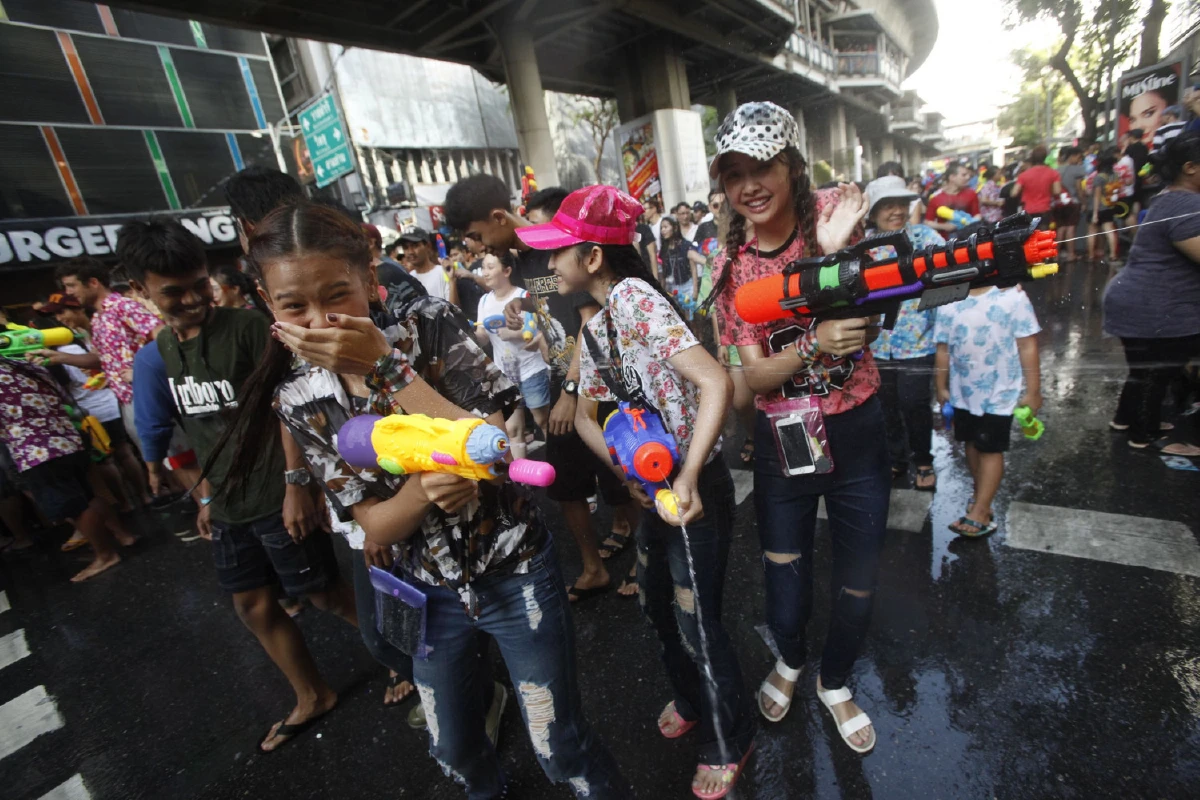 ถนนสีลมทั้งเส้นเปิดให้เล่นสาดน้ำได้ถึงวันที่ 15 เม.ย.เที่ยงวันยันเที่ยงคืน