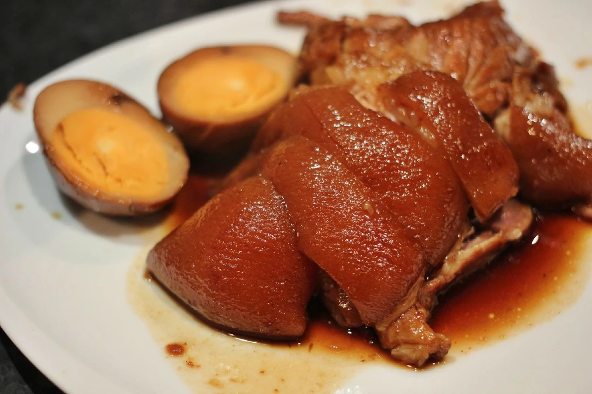 ชิม 'ข้าวแช่' ตำรับไทย ในห้องอาหาร ดิ เอมเมอรัลด์ ค็อฟฟี่ช็อพ พร้อมโปรโมชั่นพิเศษเพื่อผู้สูงอายุ