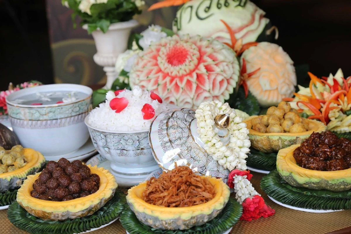 ชิม 'ข้าวแช่' ตำรับไทย ในห้องอาหาร ดิ เอมเมอรัลด์ ค็อฟฟี่ช็อพ พร้อมโปรโมชั่นพิเศษเพื่อผู้สูงอายุ