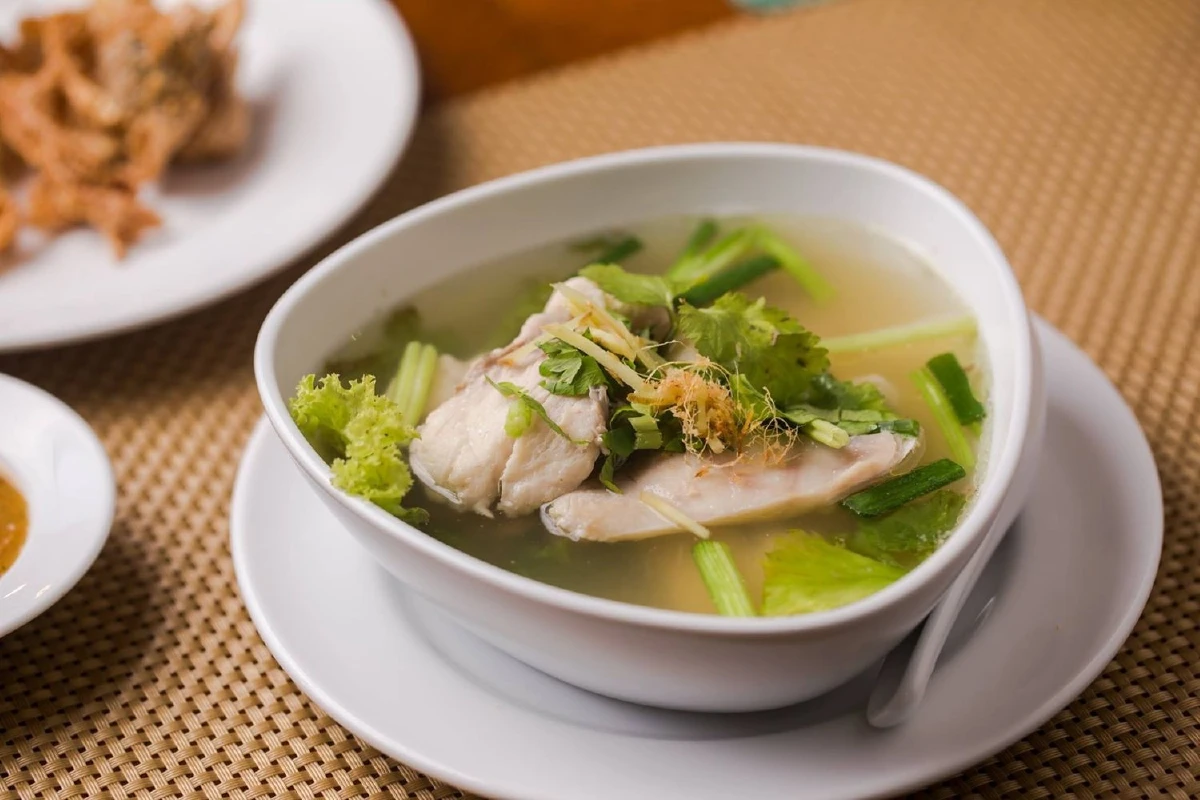 ชิม 'ข้าวแช่' ตำรับไทย ในห้องอาหาร ดิ เอมเมอรัลด์ ค็อฟฟี่ช็อพ พร้อมโปรโมชั่นพิเศษเพื่อผู้สูงอายุ