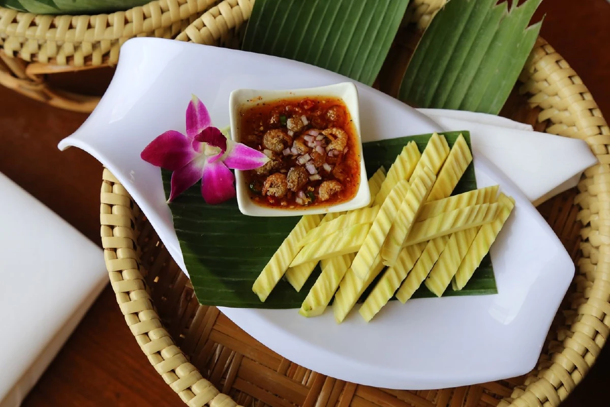 ชิม 'ข้าวแช่' ตำรับไทย ในห้องอาหาร ดิ เอมเมอรัลด์ ค็อฟฟี่ช็อพ พร้อมโปรโมชั่นพิเศษเพื่อผู้สูงอายุ