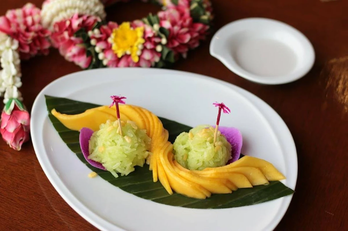 ชิม 'ข้าวแช่' ตำรับไทย ในห้องอาหาร ดิ เอมเมอรัลด์ ค็อฟฟี่ช็อพ พร้อมโปรโมชั่นพิเศษเพื่อผู้สูงอายุ