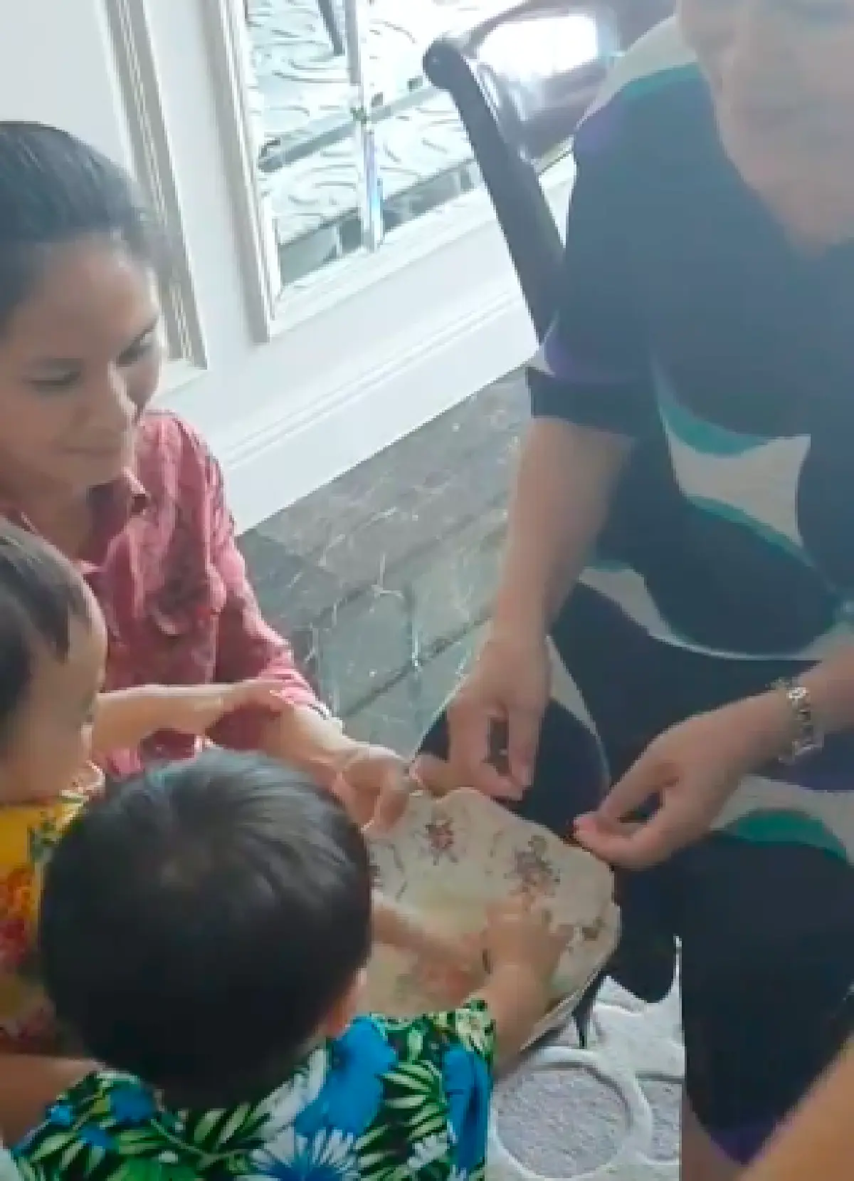 ชุ่มฉ่ำหัวใจ...เหล่าคนบันเทิงร่วมรดน้ำดำหัวผู้ใหญ่ในเทศกาลสงกรานต์