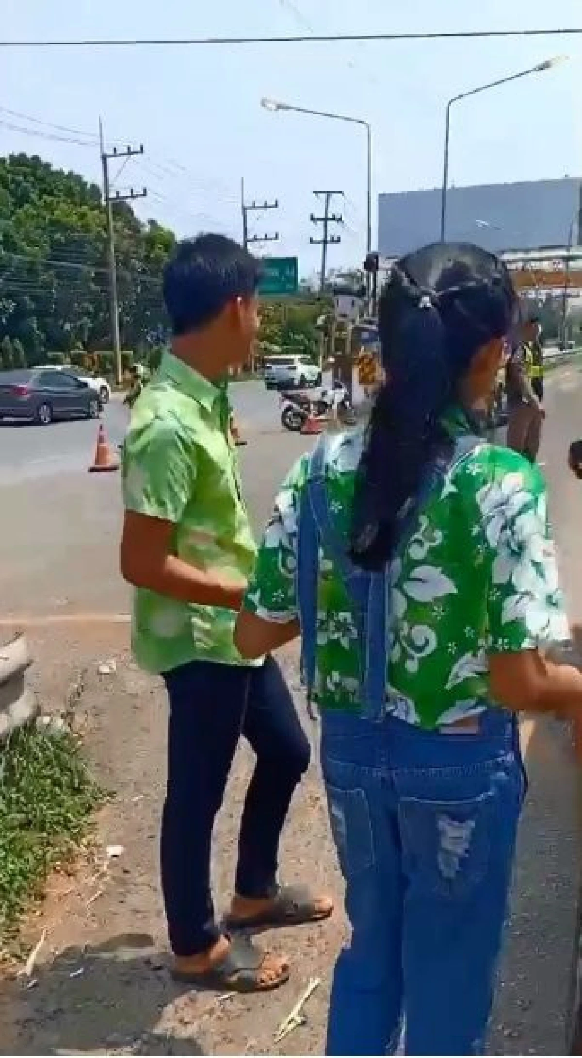 สุดซึ้ง! ลูกตำรวจปรี่รดน้ำพ่อขณะปฎิบัติหน้าที่
