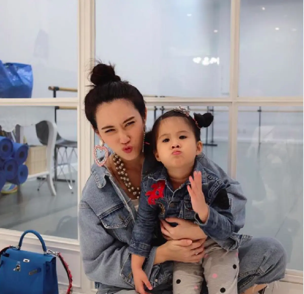 เอ็นดูหนักมาก! ส่องภาพ “น้องมายู” กับสีหน้าต่างๆ เวลาถ่ายภาพคู่กับ “แม่แมย์"