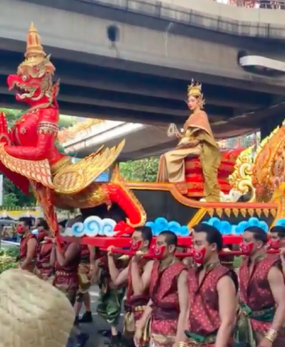 ตาแม่แล้วจ้ะ! “อั้ม พัชราภา” แต่งองค์ทรงเครื่องชุดไทยเป็นนางสงกรานต์ “ทุงษะเทวี"