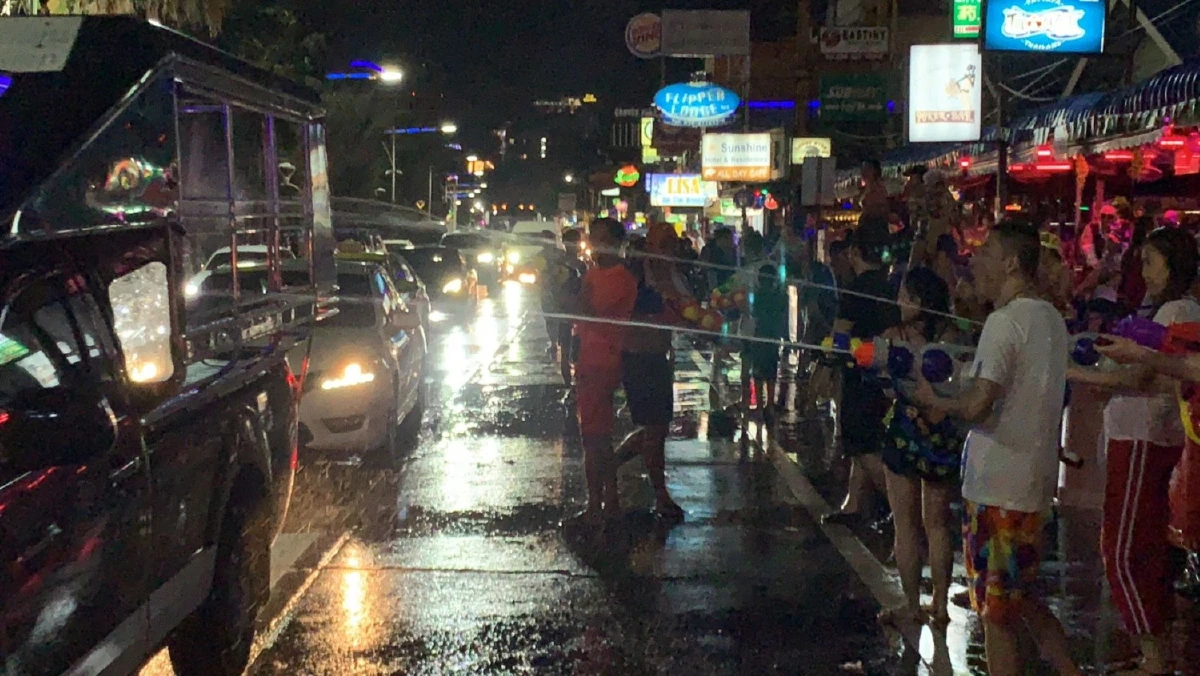 พัทยาเริ่มคึกคักนักท่องเที่ยวเริ่มเข้าพื้นที่เล่นสาดน้ำสงกรานต์