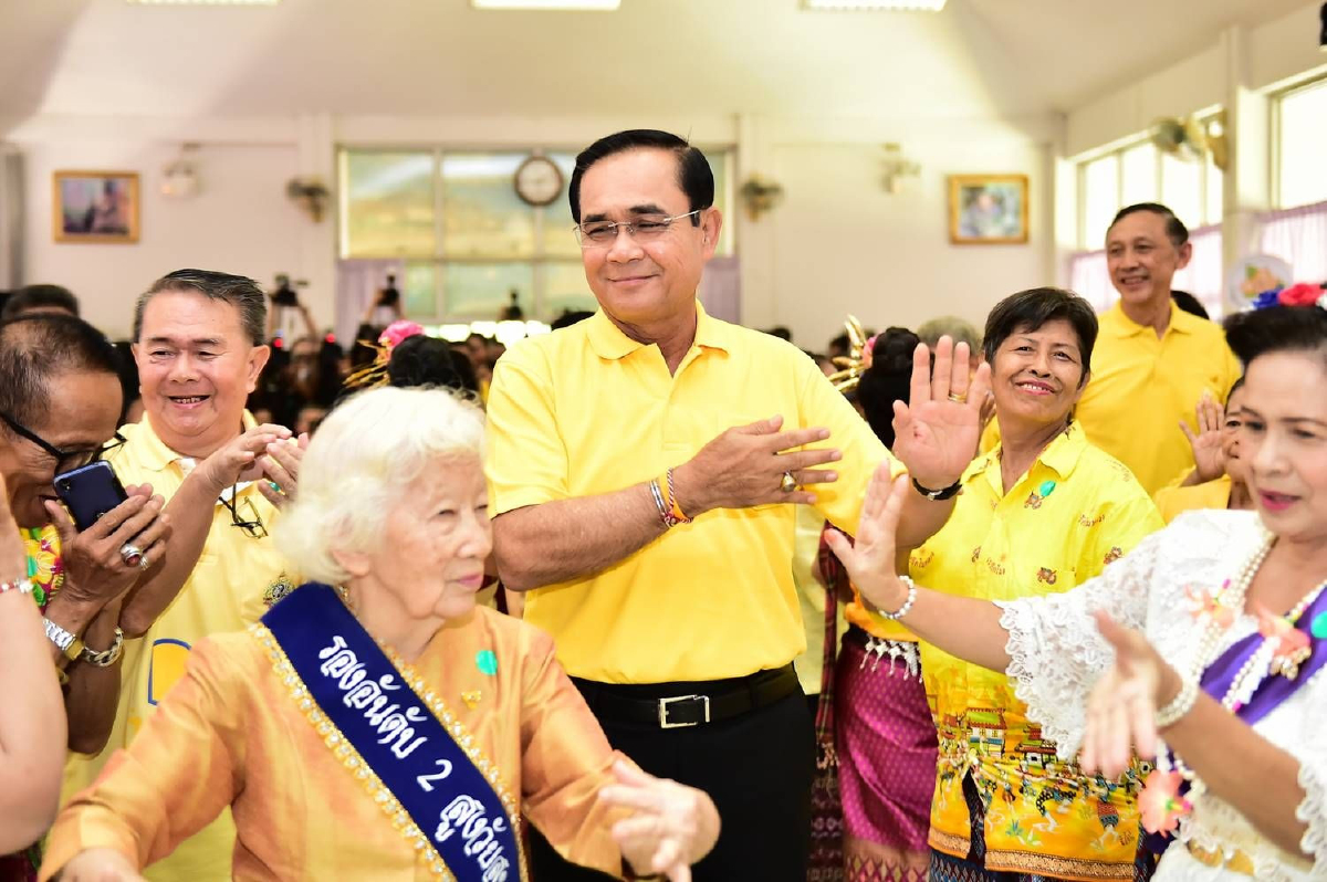 บิ๊กตู่แนะลูกหลานหยุดสงกรานต์ใช้เวลาสร้างความสุขให้ผู้สูงอายุในบ้าน บิ๊กตู่แนะลูกหลานหยุดสงกรานต์ใช้เวลาสร้างความสุขให้ผู้สูงอายุในบ้าน