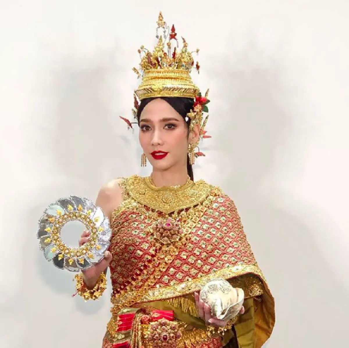 ตาแม่แล้วจ้ะ! “อั้ม พัชราภา” แต่งองค์ทรงเครื่องชุดไทยเป็นนางสงกรานต์ “ทุงษะเทวี"