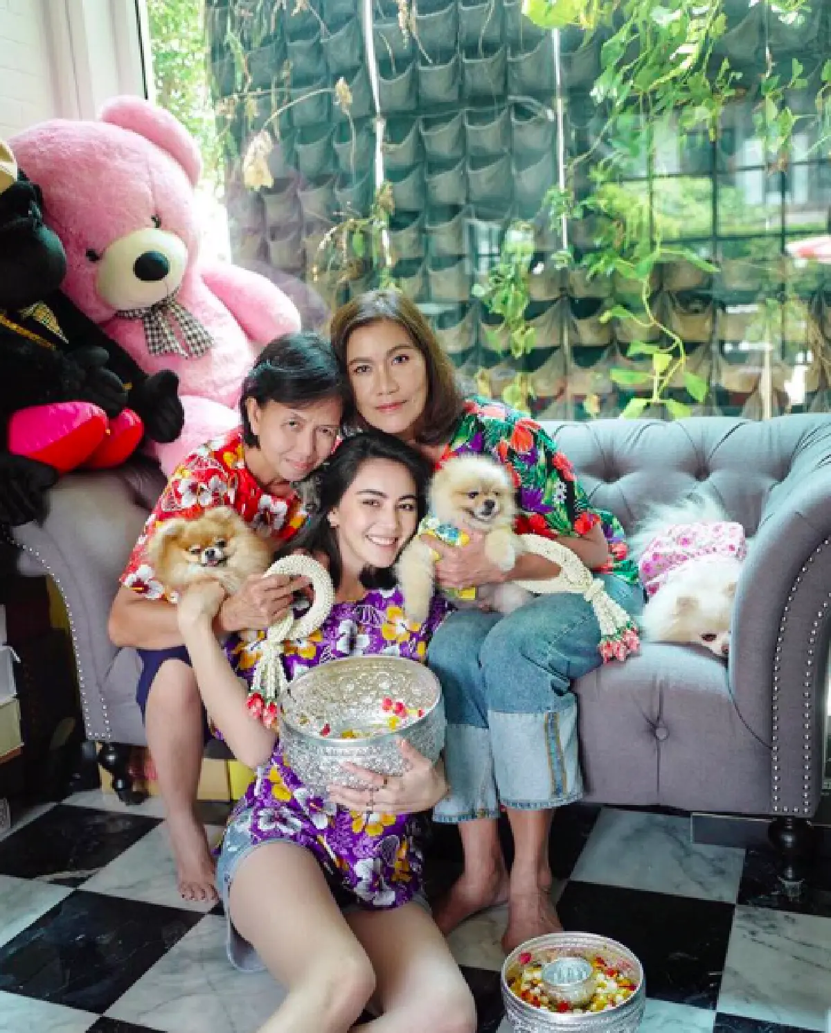 ชุ่มฉ่ำหัวใจ...เหล่าคนบันเทิงร่วมรดน้ำดำหัวผู้ใหญ่ในเทศกาลสงกรานต์