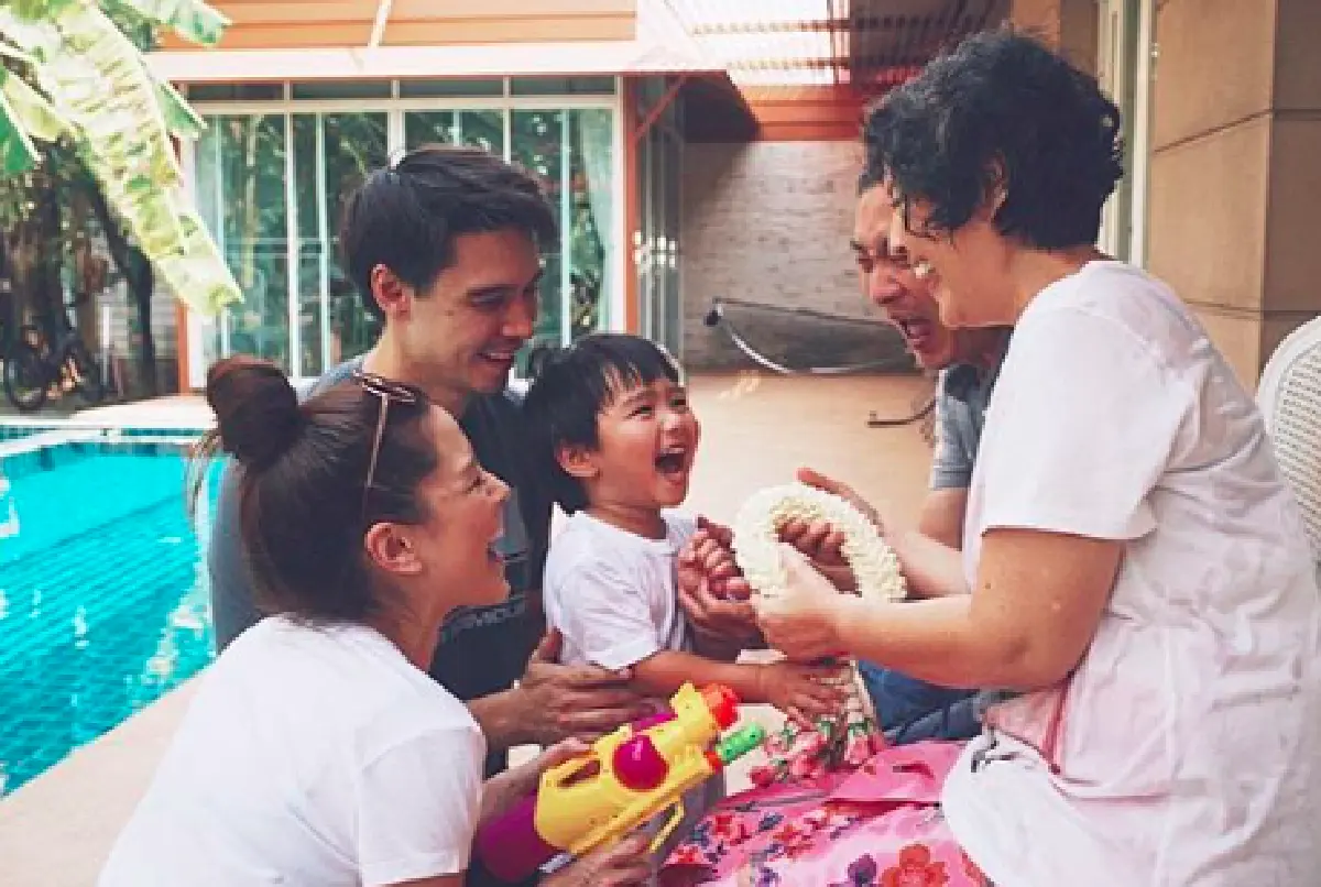 ชุ่มฉ่ำหัวใจ...เหล่าคนบันเทิงร่วมรดน้ำดำหัวผู้ใหญ่ในเทศกาลสงกรานต์