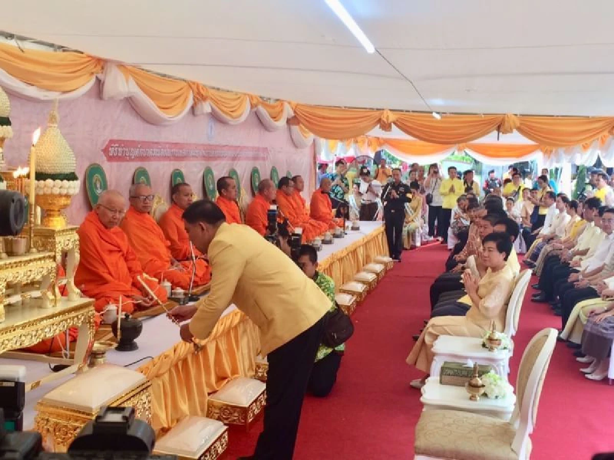 ผู้ว่าฯอัศวินนำประชาชนใส่บาตรในเทศกาลมหาสงกรานต์