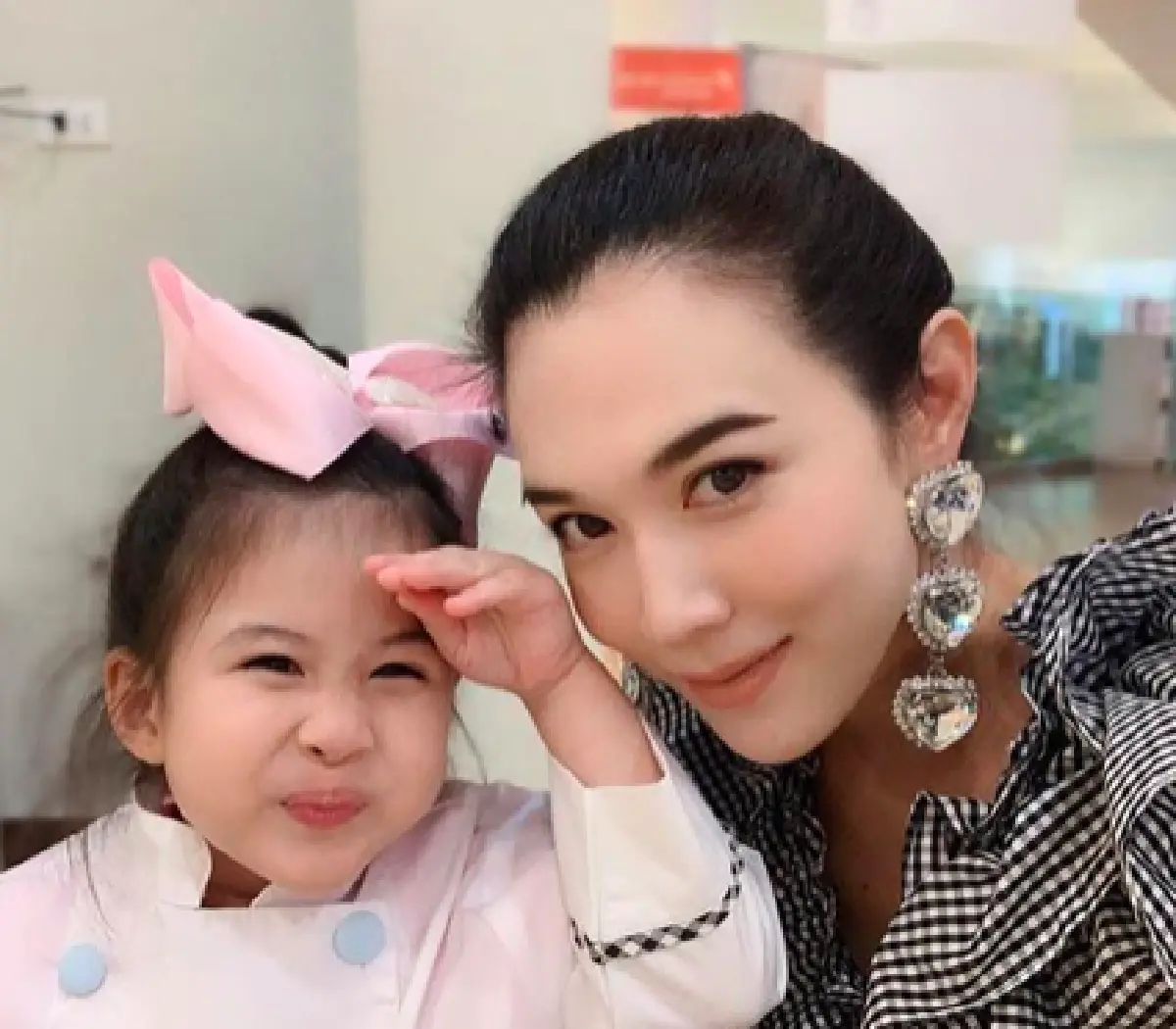 เอ็นดูหนักมาก! ส่องภาพ “น้องมายู” กับสีหน้าต่างๆ เวลาถ่ายภาพคู่กับ “แม่แมย์"