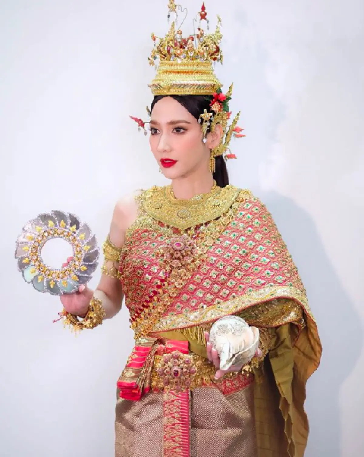 ตาแม่แล้วจ้ะ! “อั้ม พัชราภา” แต่งองค์ทรงเครื่องชุดไทยเป็นนางสงกรานต์ “ทุงษะเทวี"