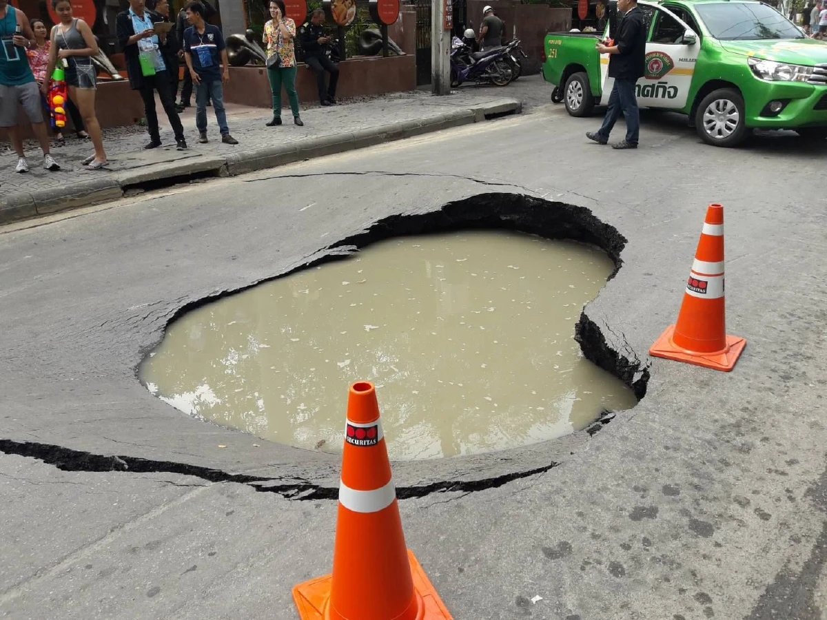 ถนนยุบ! ปิดการจราจรซอยสุขุมวิทซอย 4