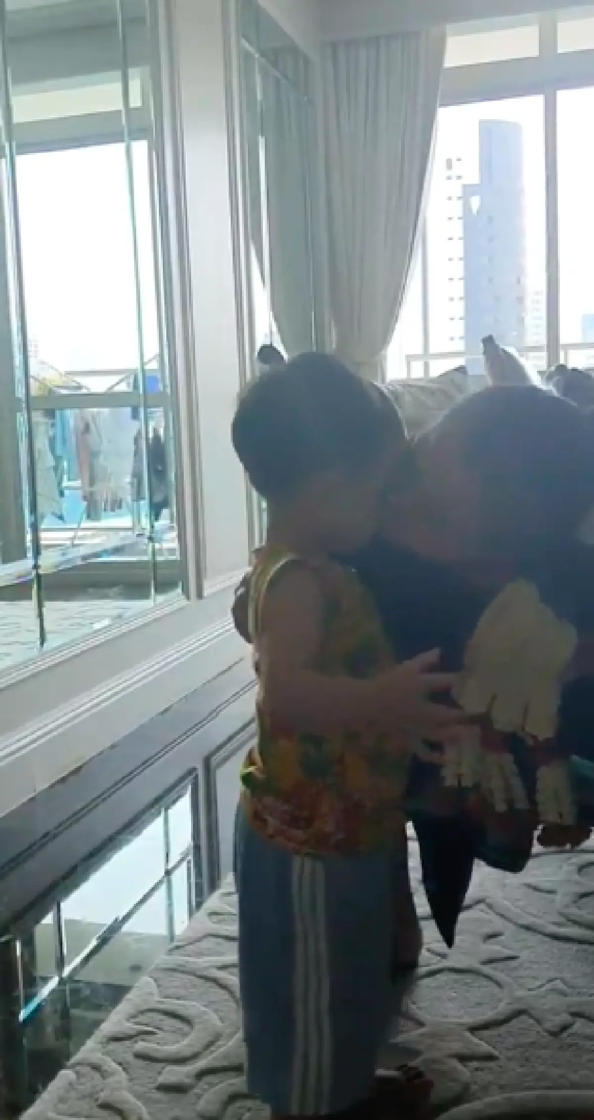 ชุ่มฉ่ำหัวใจ...เหล่าคนบันเทิงร่วมรดน้ำดำหัวผู้ใหญ่ในเทศกาลสงกรานต์