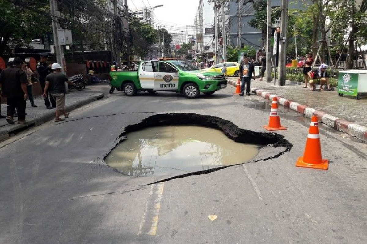 ถนนยุบ! ปิดการจราจรซอยสุขุมวิทซอย 4 ถนนยุบ! ปิดการจราจรซอยสุขุมวิทซอย 4