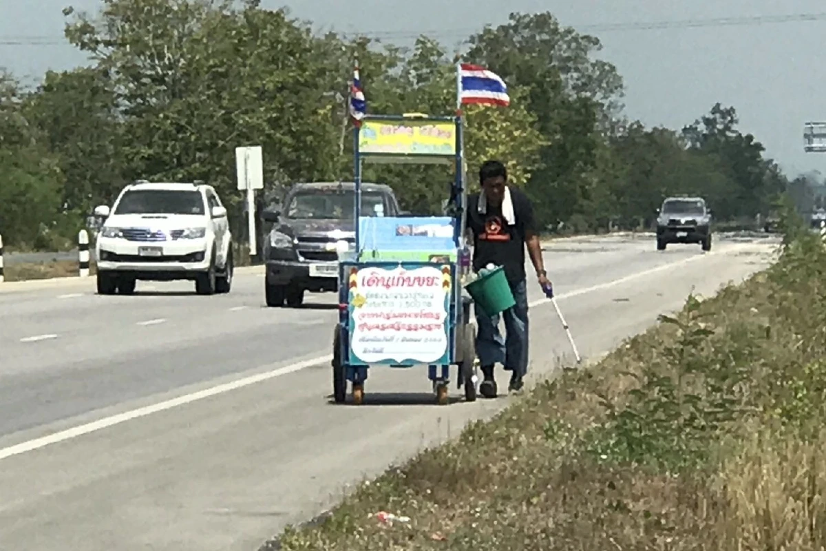 หนุ่มคิดดีเดินเท้าเก็บขยะจากยโสธรมุ่งหน้านครศรีฯบ้านเกิด
