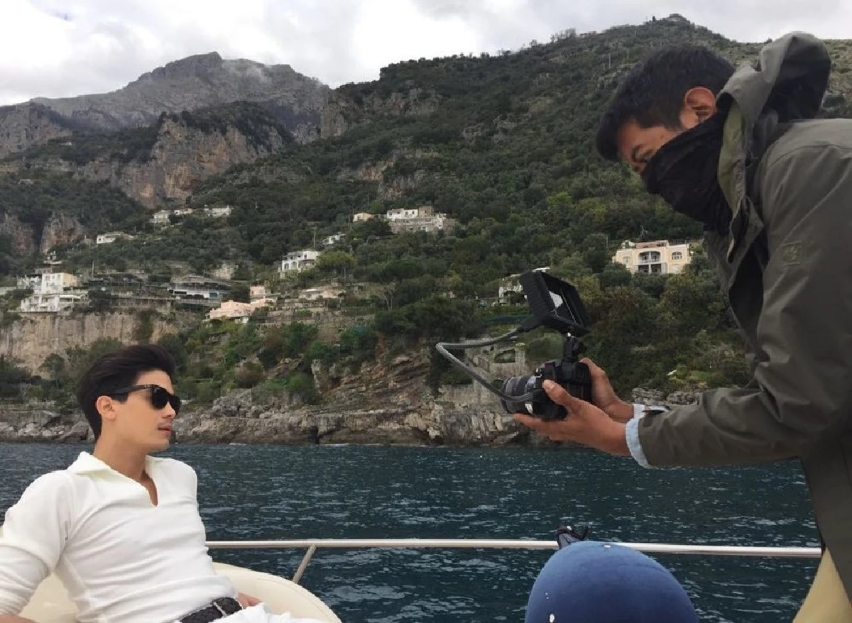 ซันนี่ สุวรรณเมธานนท์ เก็กหล่อโชว์ความคูล ขณะล่องเรือสุดชิลที่อิตาลี