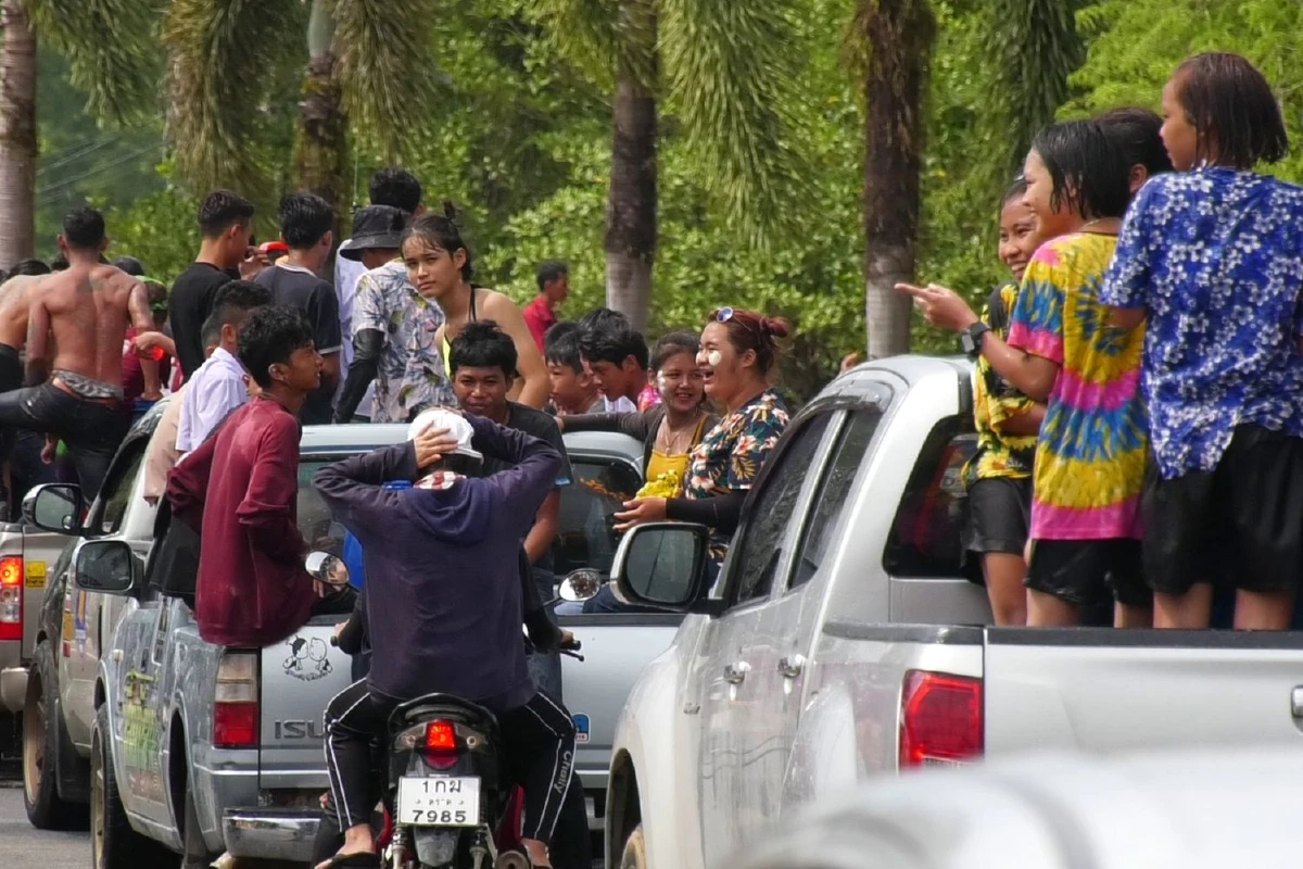 เล่นสาดน้ำตัวเมืองตราดไม่เต็มอิ่มคนแห่เติมความสนุกวันไหลอ.บ่อไร่