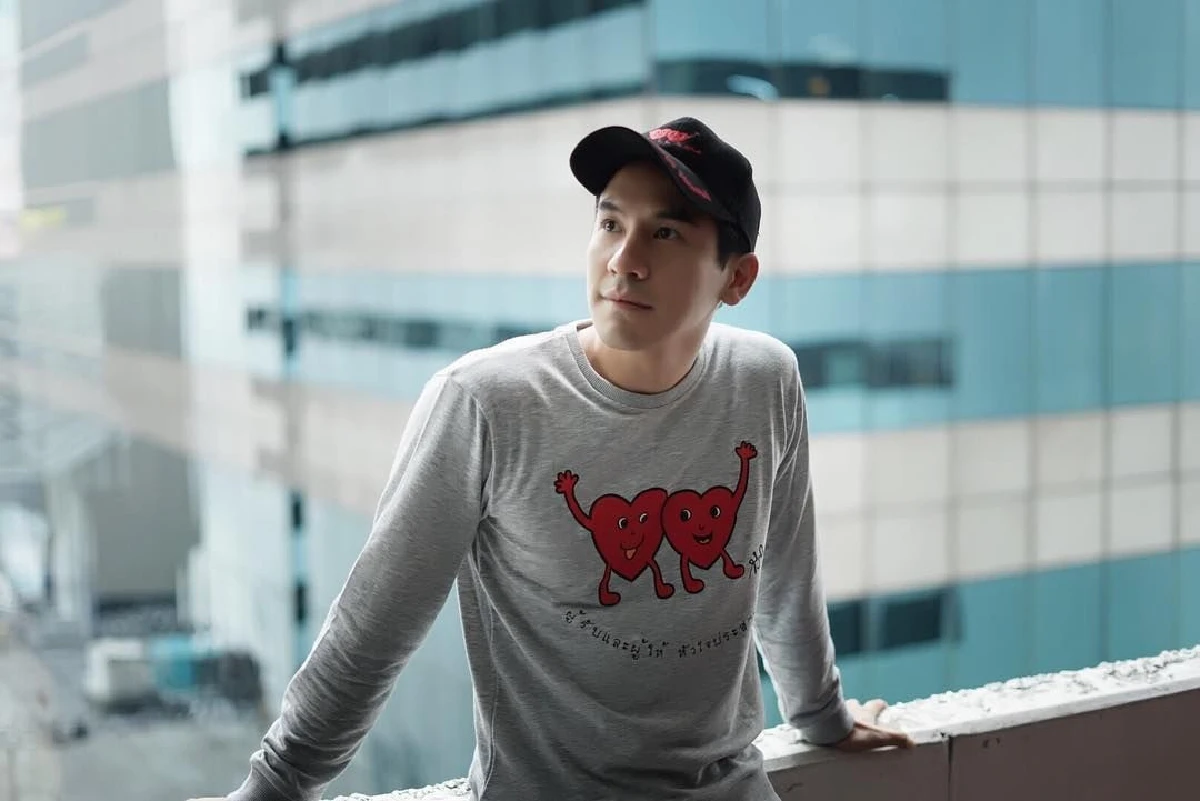 ขายของเก่ง! โป๊ป ธนวรรธน์ อวดกล้ามแขนล่ำรับสงกรานต์