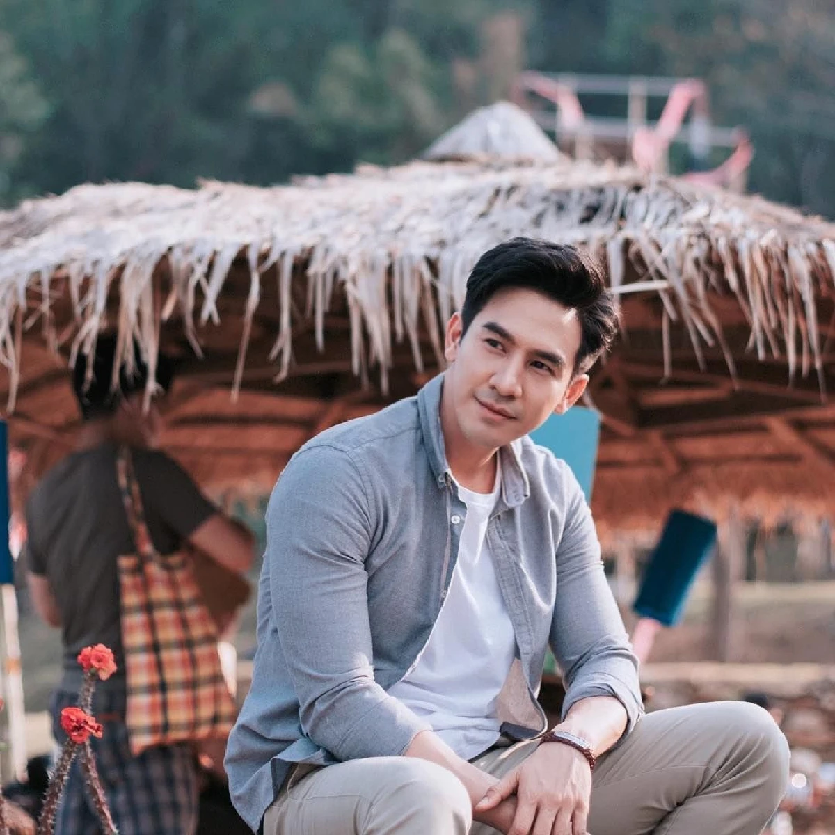 ขายของเก่ง! โป๊ป ธนวรรธน์ อวดกล้ามแขนล่ำรับสงกรานต์