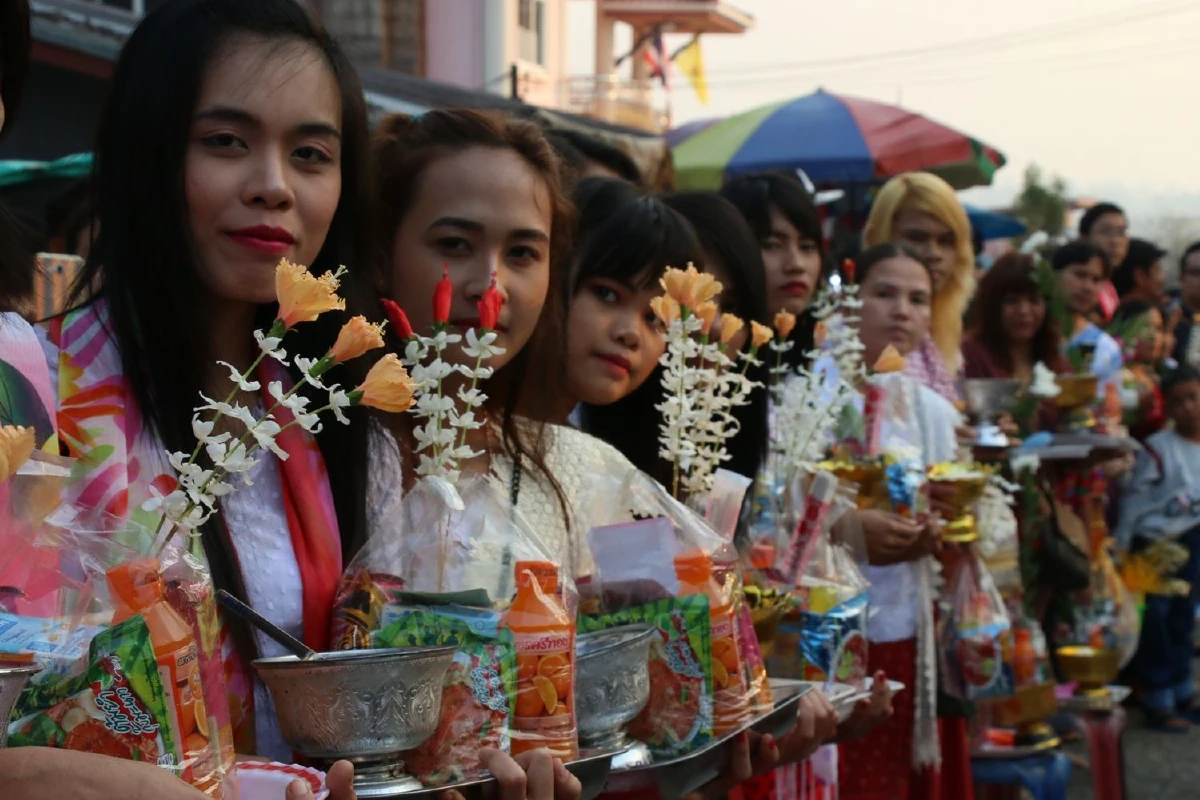 สงกรานต์สะพานมอญคึกคนแห่เที่ยวชิมอาหารพื้นเมือง