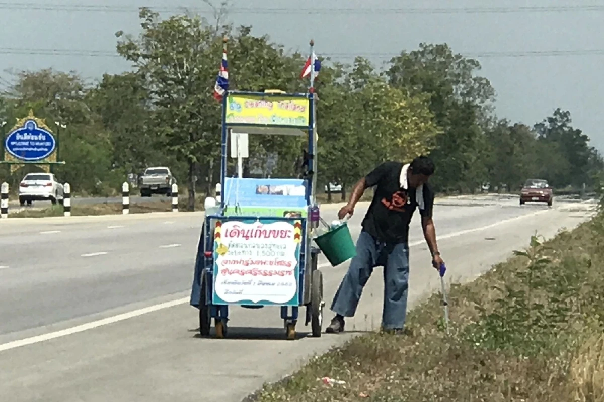 หนุ่มคิดดีเดินเท้าเก็บขยะจากยโสธรมุ่งหน้านครศรีฯบ้านเกิด