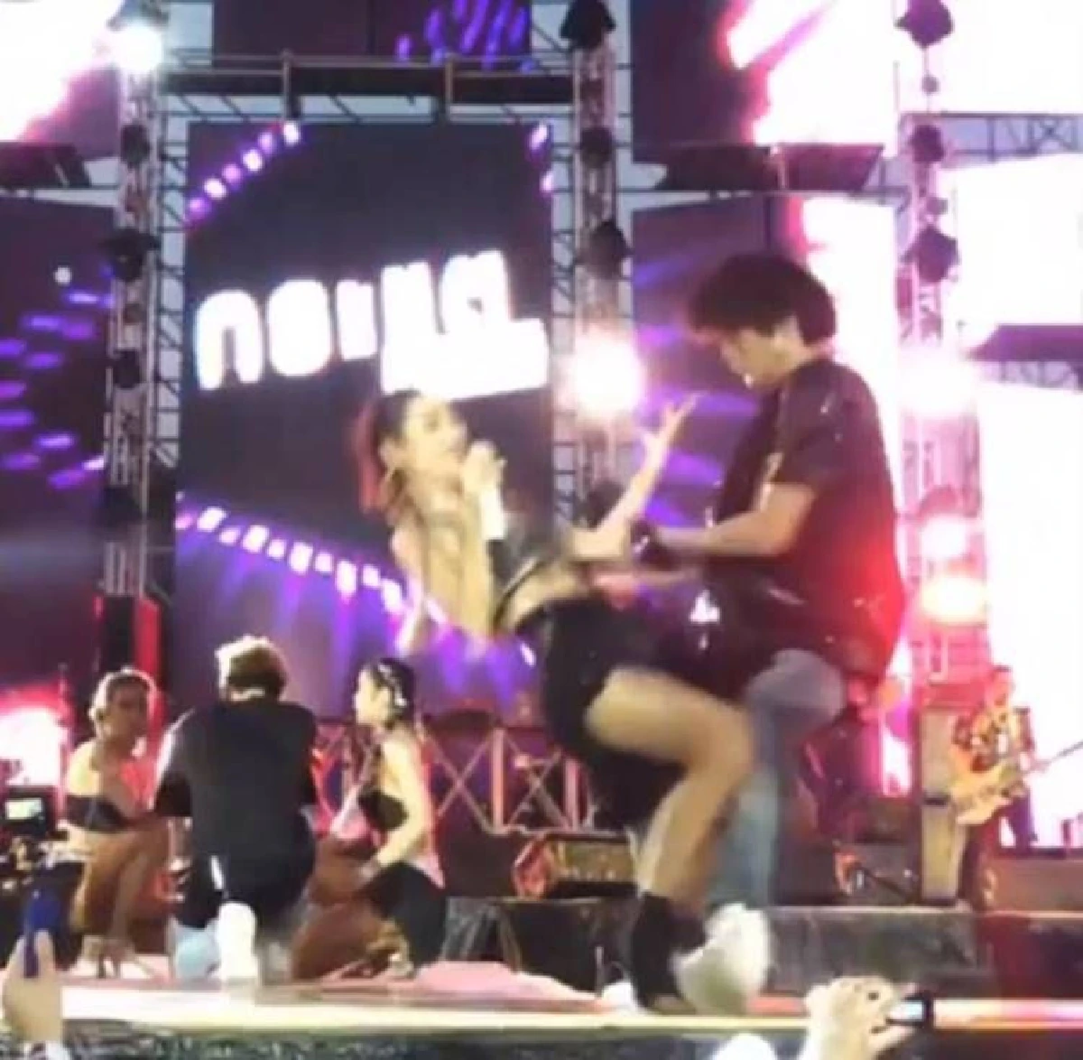 กระแต อาร์สยาม ลื่นล้มกลางเวที! งานนี้สปิริตแรงลุกขึ้นมาร้องจนจบ (คลิป)