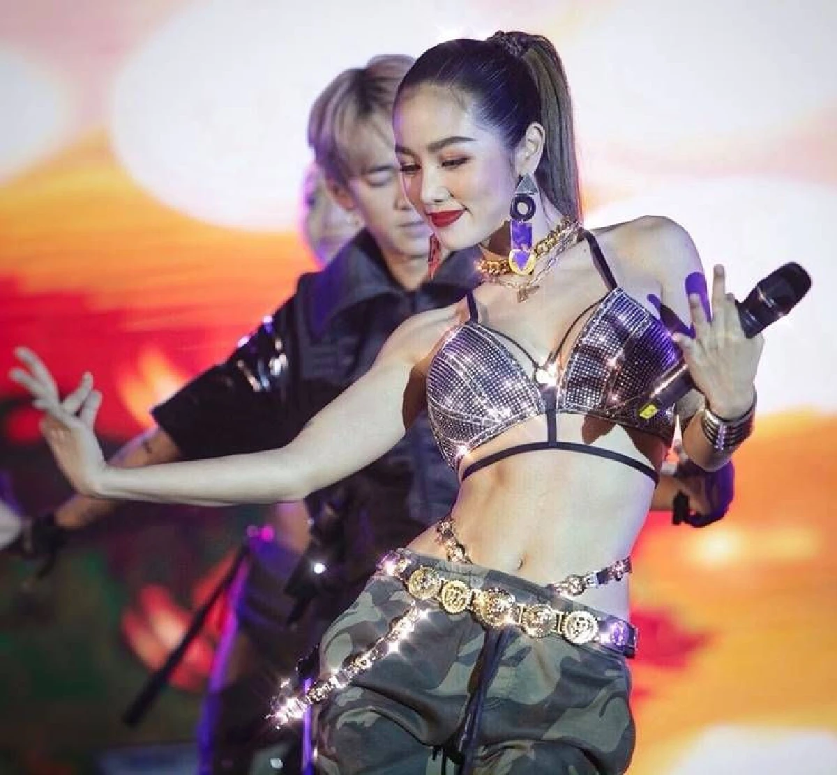 กระแต อาร์สยาม ลื่นล้มกลางเวที! งานนี้สปิริตแรงลุกขึ้นมาร้องจนจบ (คลิป)