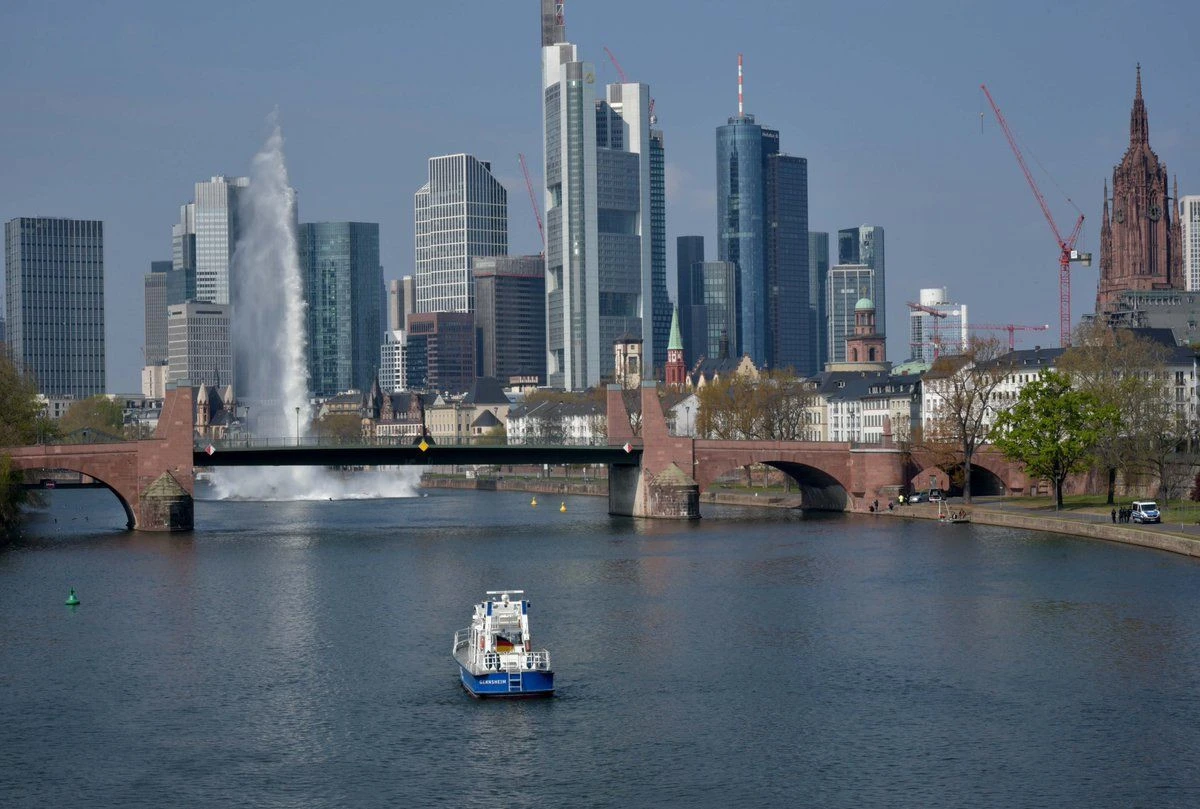 เยอรมนีทำลายบอมบ์ยุคสงครามโลกในแม่น้ำกลางเมือง