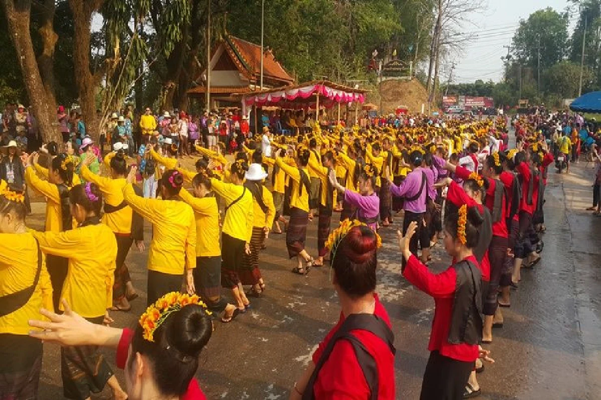 อลังการ!นางรำ 600 ชีวิตร่วมฟ้อนรำขบวนแห่ลอดอุโมงค์บ่อน้ำทิพย์“งานสงกรานต์เก๋ไก๋เชียงกลาง”