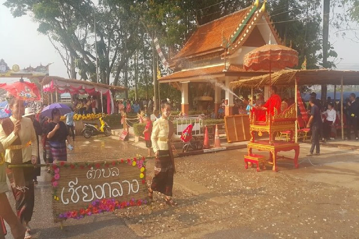 อลังการ!นางรำ 600 ชีวิตร่วมฟ้อนรำขบวนแห่ลอดอุโมงค์บ่อน้ำทิพย์“งานสงกรานต์เก๋ไก๋เชียงกลาง”