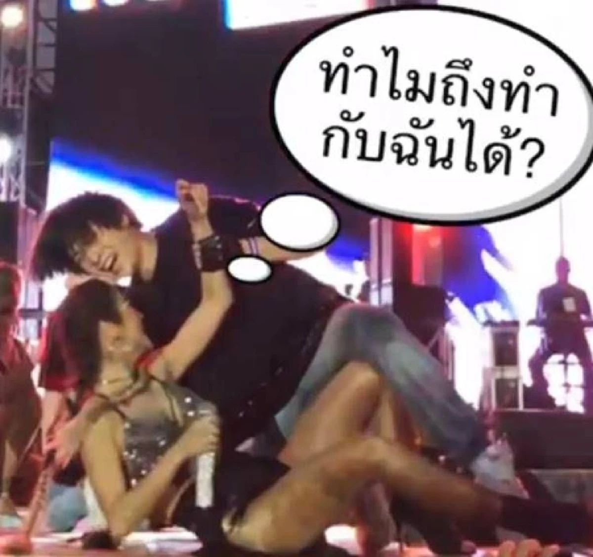 กระแต อาร์สยาม ลื่นล้มกลางเวที! งานนี้สปิริตแรงลุกขึ้นมาร้องจนจบ (คลิป)