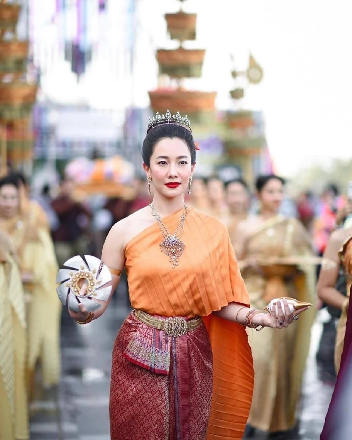 ยืนหนึ่งเรื่องชุดไทย! นุ่น วรนุช แต่งเป็นนางสงกรานต์ สวยเป๊ะแต่ทำไมไม่อลังการเท่าคนอื่น