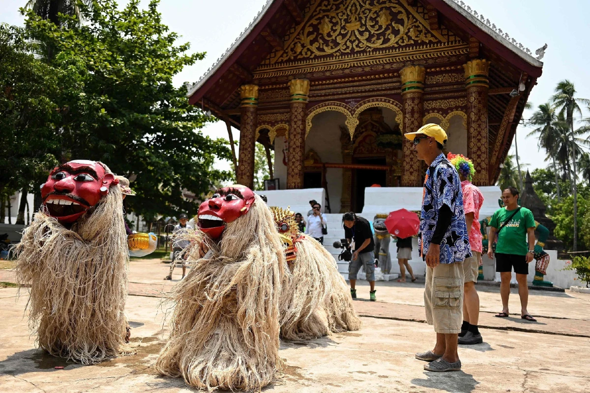 แห่ "ปู่เยอ ย่าเยอ" บรรพบุรุษแห่งเมืองหลวงพระบาง
