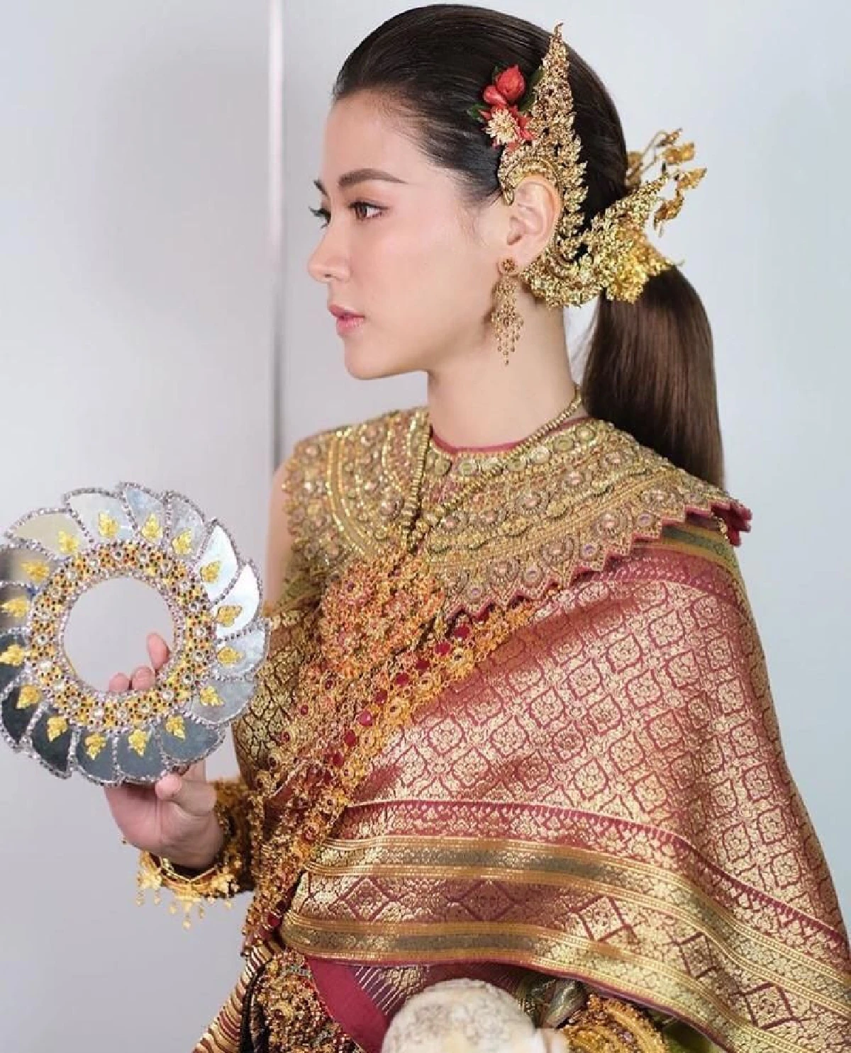 ตะลึงในความสวย ใบเฟิร์น พิมพ์ชนก สวมชุดไทยแต่งเป็นนางสงกรานต์