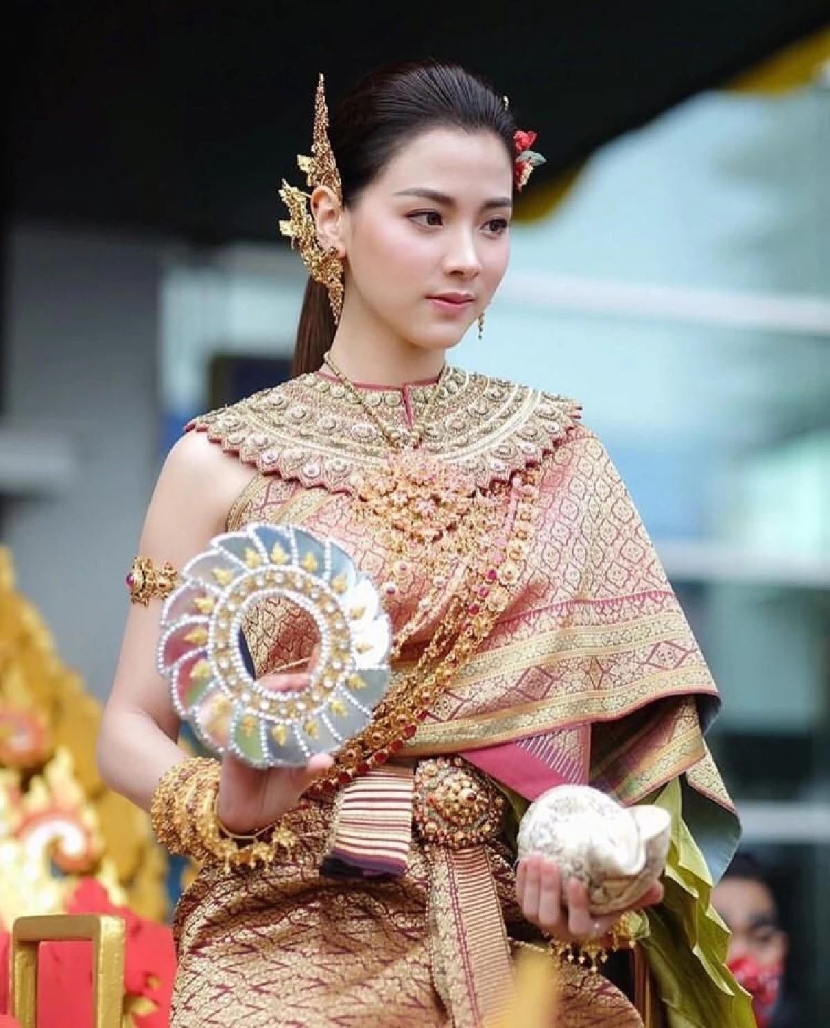 ตะลึงในความสวย ใบเฟิร์น พิมพ์ชนก สวมชุดไทยแต่งเป็นนางสงกรานต์