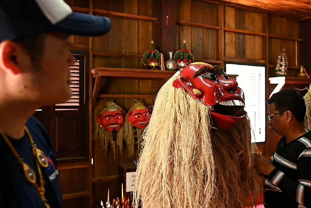 แห่ "ปู่เยอ ย่าเยอ" บรรพบุรุษแห่งเมืองหลวงพระบาง