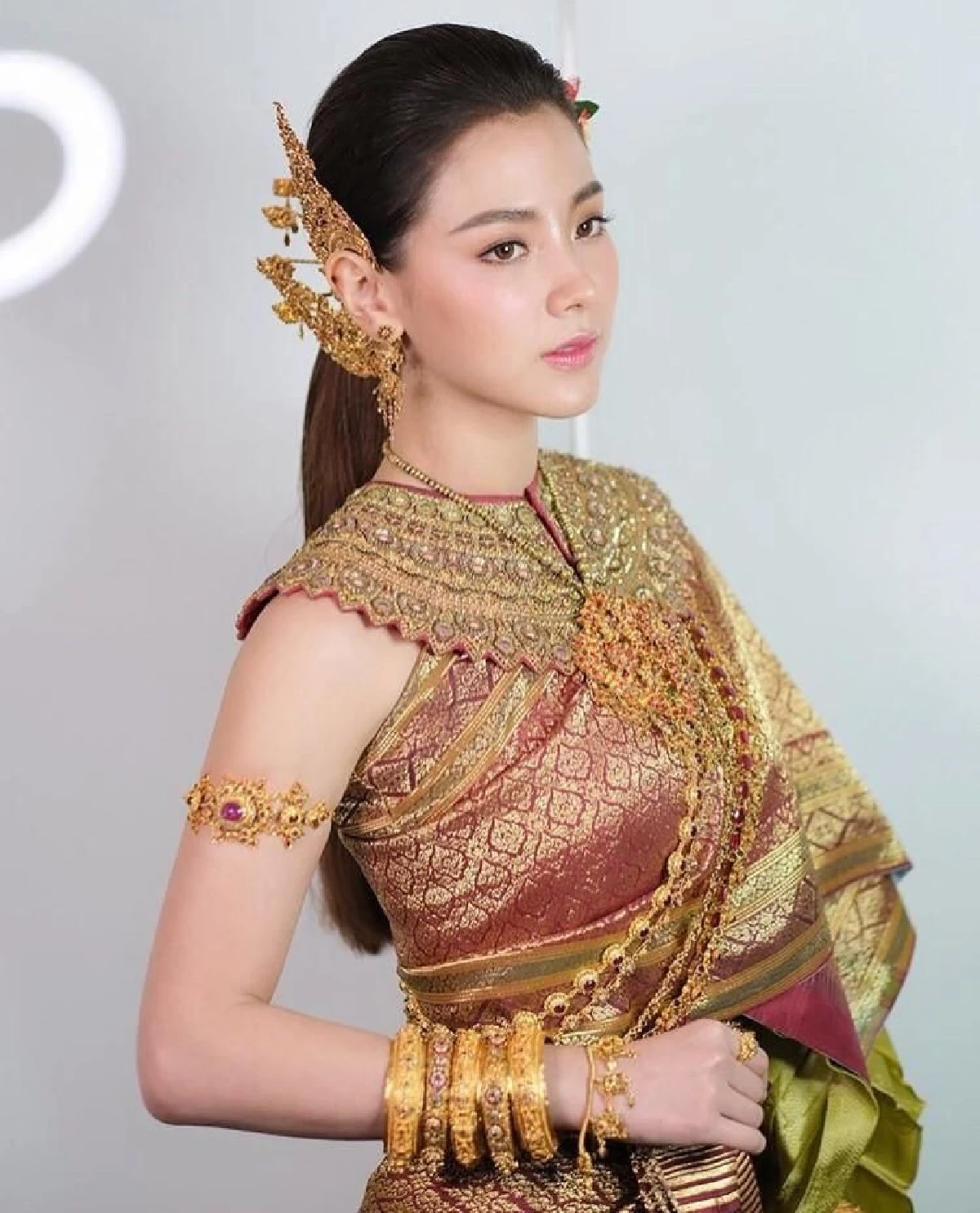 ตะลึงในความสวย ใบเฟิร์น พิมพ์ชนก สวมชุดไทยแต่งเป็นนางสงกรานต์