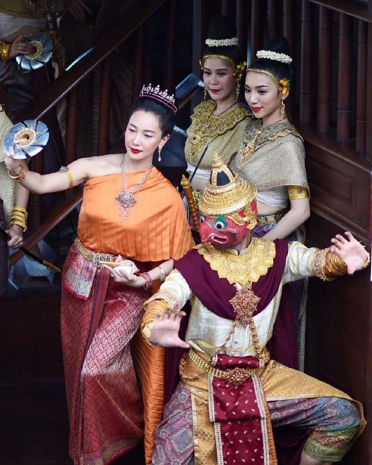 ยืนหนึ่งเรื่องชุดไทย! นุ่น วรนุช แต่งเป็นนางสงกรานต์ สวยเป๊ะแต่ทำไมไม่อลังการเท่าคนอื่น