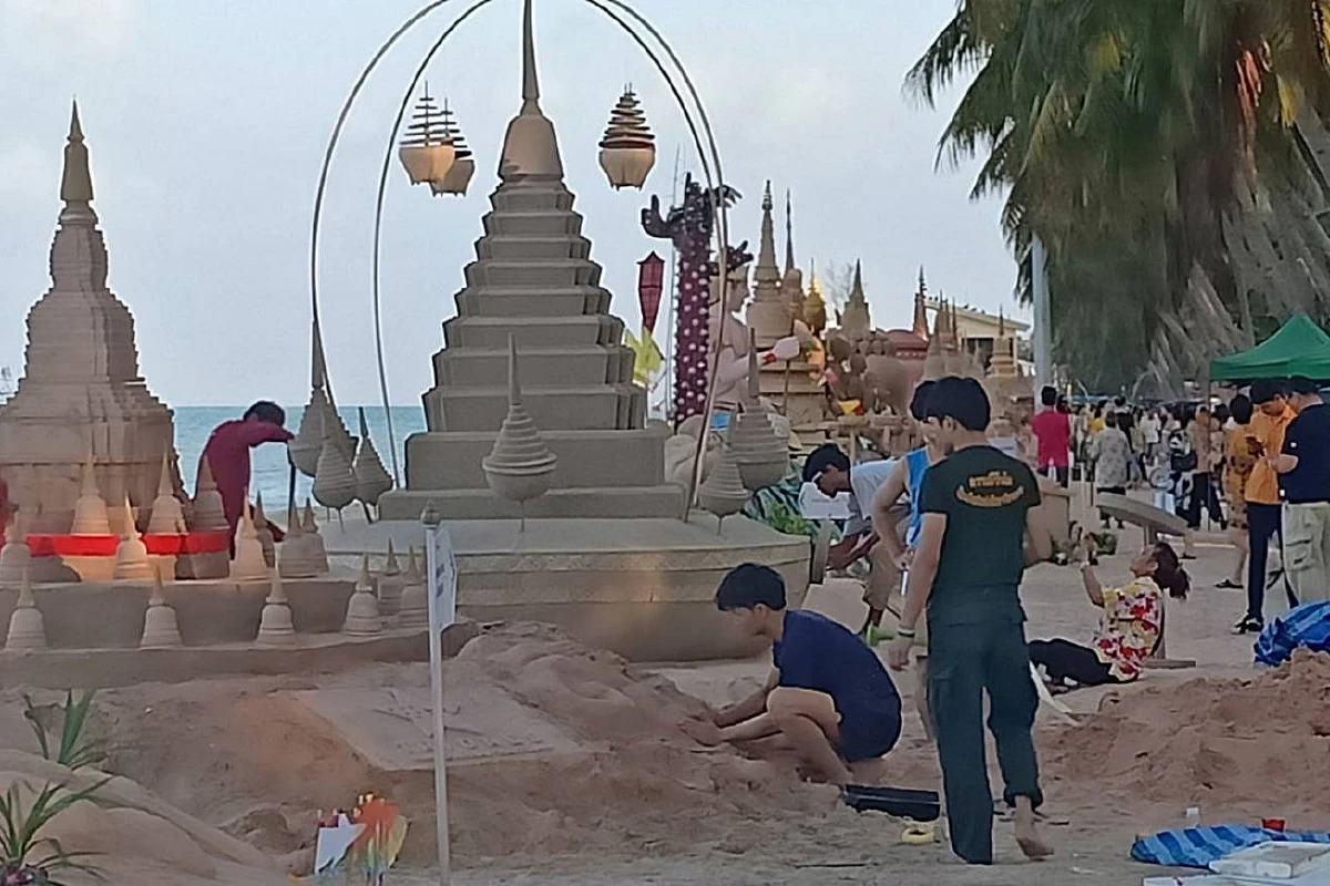 วันไหลหาดบางแสนสนุกนทท.ร่วมประเพณีก่อพระเจดีย์ทราย