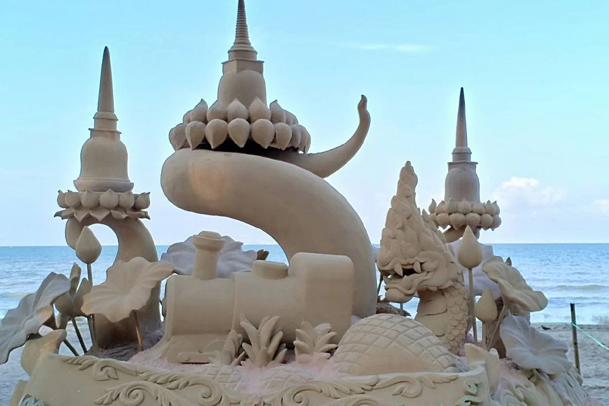 วันไหลหาดบางแสนสนุกนทท.ร่วมประเพณีก่อพระเจดีย์ทราย