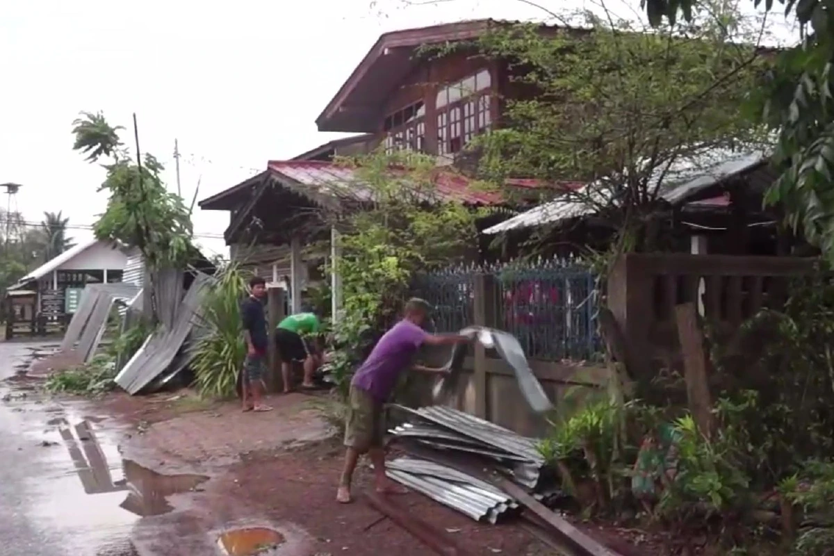 พายุลูกเห็บเท่าหัวแม่มือถล่มเมืองสกลนครวัวตายบ้านหลังคาปลิว