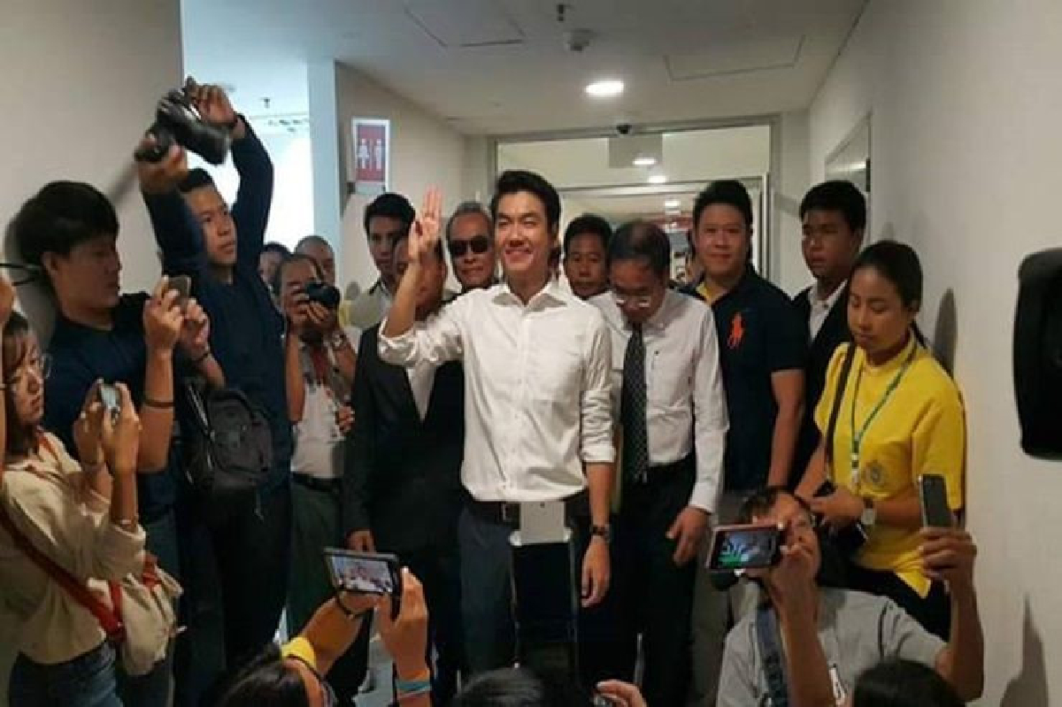 "ปิยบุตร" ชู 3 นิ้วเข้าพบปอท.รับทราบข้อหาหมิ่นศาล - พรบ.คอมฯ "ปิยบุตร" ชู 3 นิ้วเข้าพบปอท.รับทราบข้อหาหมิ่นศาล - พรบ.คอมฯ