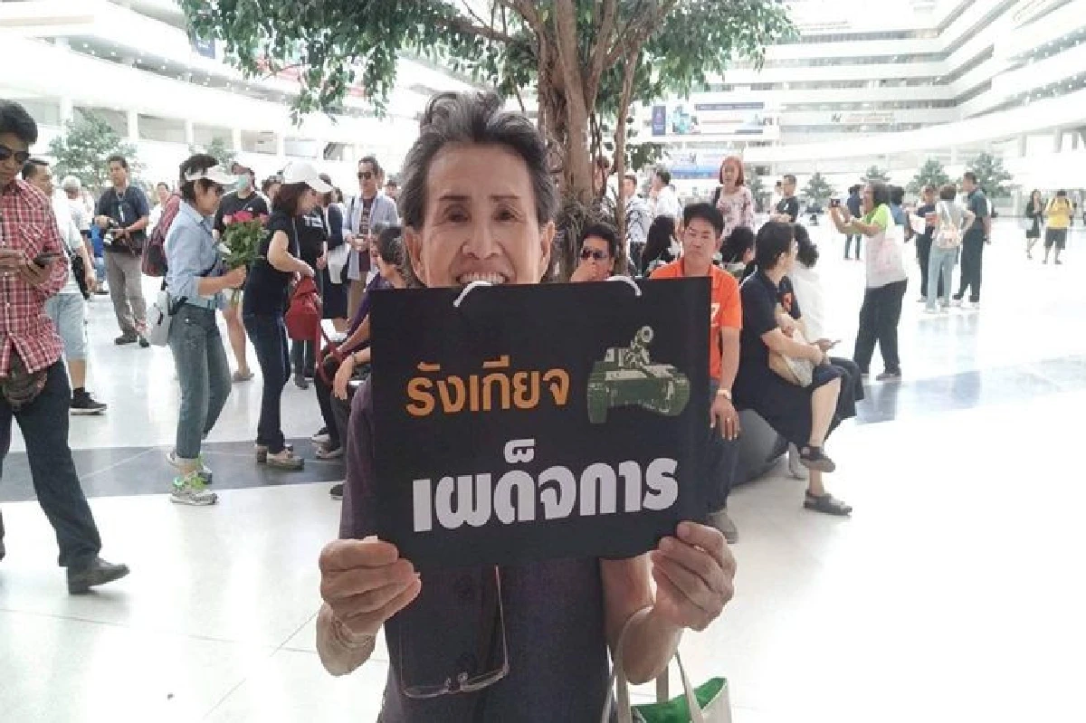 "ปิยบุตร" ชู 3 นิ้วเข้าพบปอท.รับทราบข้อหาหมิ่นศาล - พรบ.คอมฯ