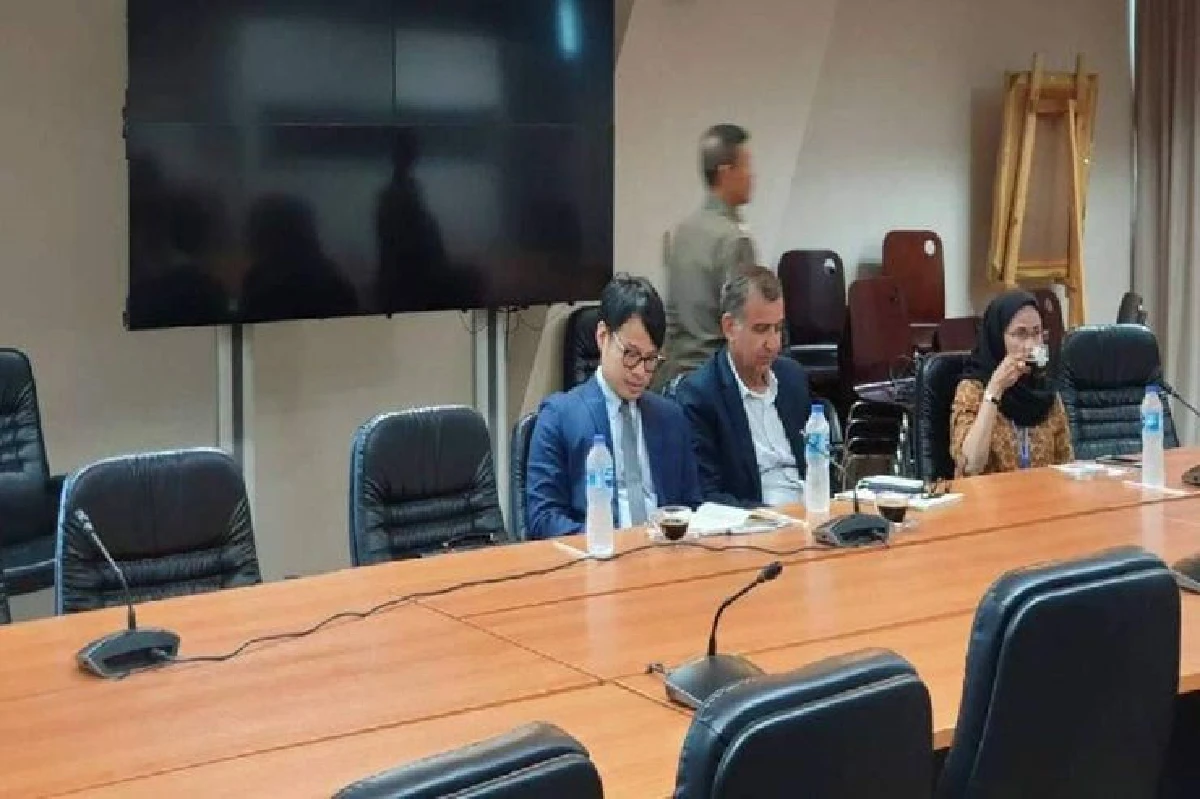 "ปิยบุตร" ชู 3 นิ้วเข้าพบปอท.รับทราบข้อหาหมิ่นศาล - พรบ.คอมฯ