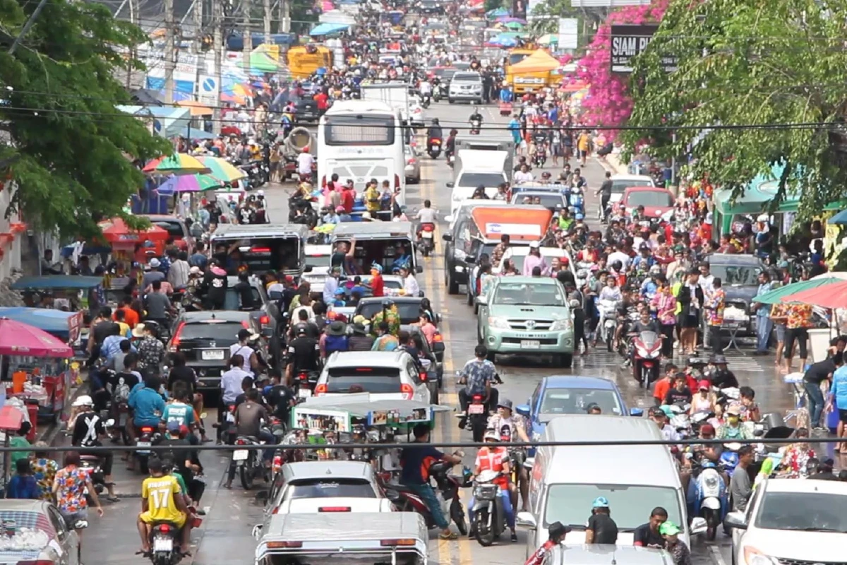 วันไหลนาเหลือคึกคนนับหมื่นออกมาเล่นสาดน้ำชิมลางก่อนวันไหลพัทยา